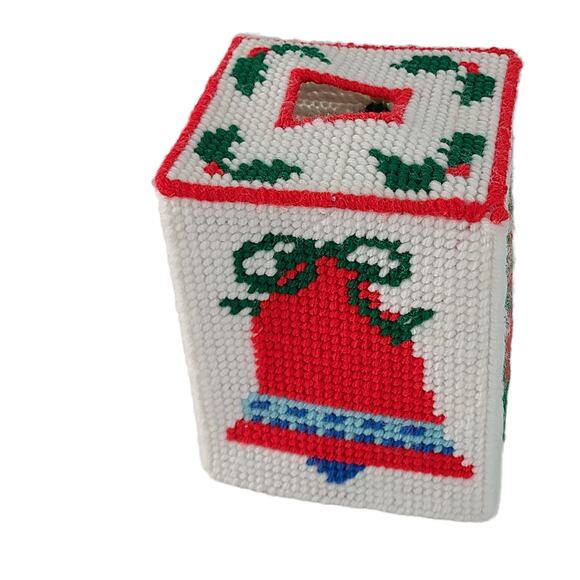 Vintage plastic canvas stitched Christmas tissue cover box - Picture 4 of 5